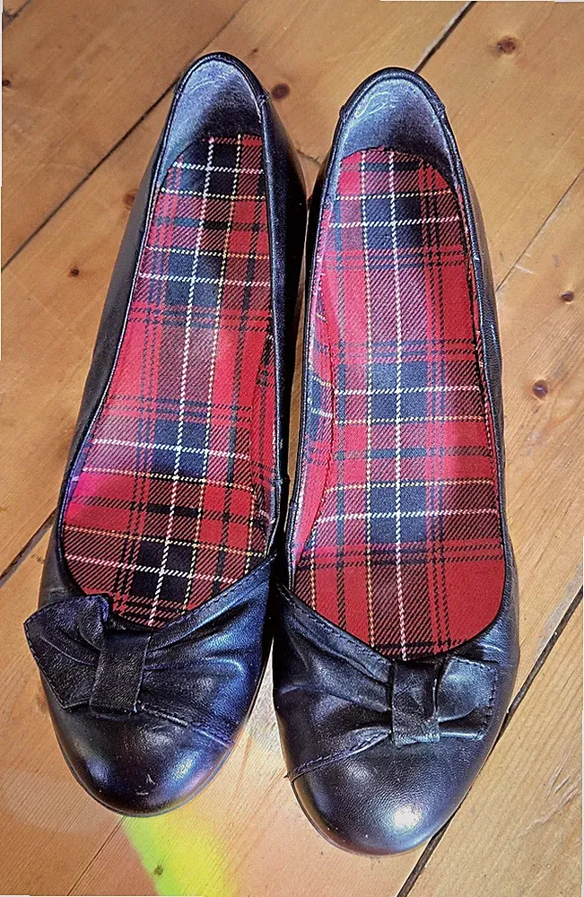 Schuhe mit Holz Optik Keilabsatz und Karo Muster Gr. 38 von Görtz schwarz