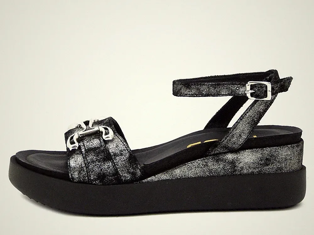 Schwarze Damen Sandalen aus laminiertem Leder mit mittlerer Keilabsatzschnalle und Plateau MJUS