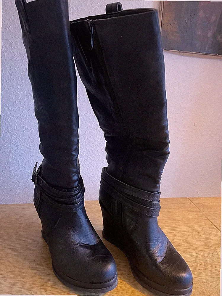 Schwarze hohe leder Stiefel mit Keilabsatz gr 39