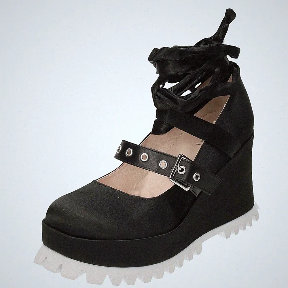 Schwarze klobige Satin-Sandalen Knöchel Bein Wickeloptik Plateau Keilabsatz Schnalle