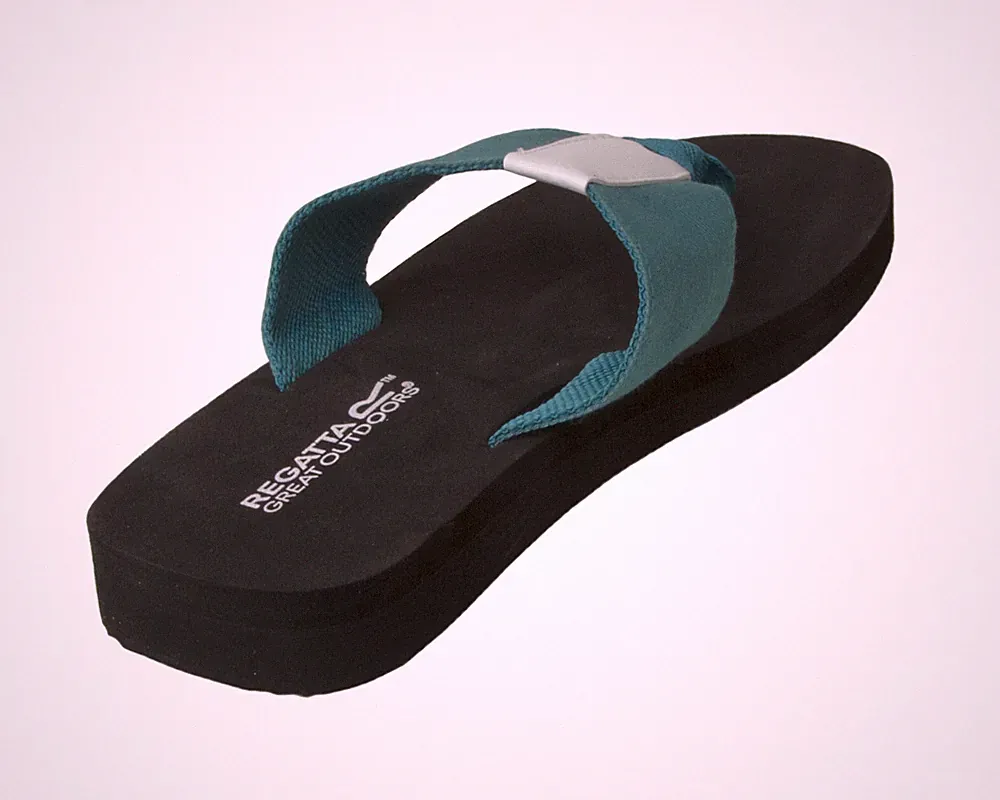 Schwarze lässige Damen-Sommersandalen mit niedrigem Keilabsatz und Zehensteg Größe