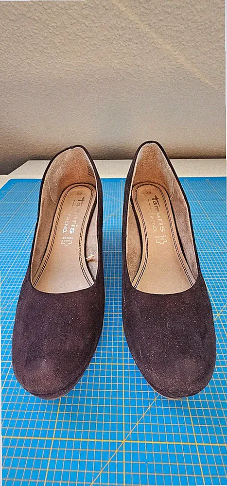 schwarze Pumps mit Keilabsatz + leichtem Plateau, runde Form, Tamaris, Gr. 39