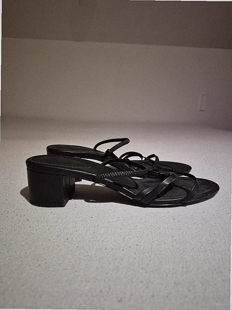 Schwarze Sandale mit kleinem Blockabsatz (ungetragen)