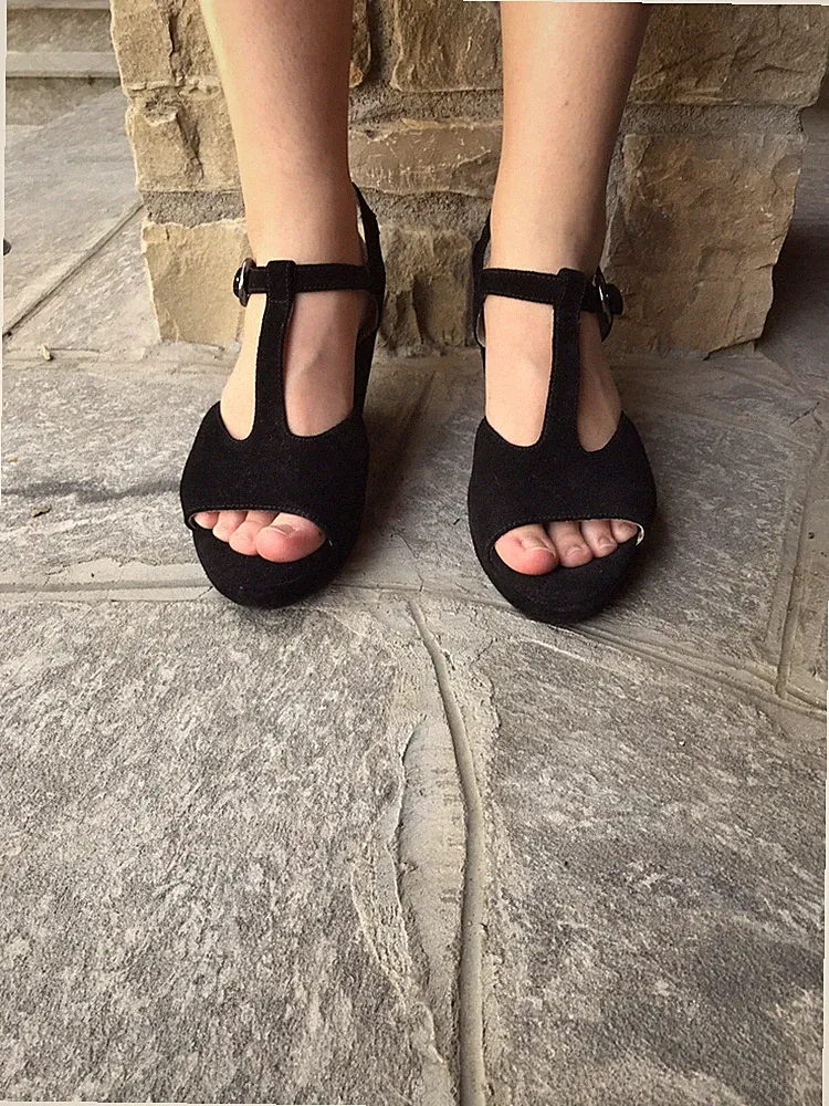 SCHWARZE WILDLEDER SANDALEN MARKE ALESYA MIT PLATEAU UND KEILABSATZ GRÖSSE 40