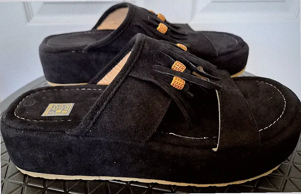 Schwarze Wildlederimitat Fransen Schieber Sandalen Plateau Keilabsätze Boho Perlen neu ohne Etikett UK 7