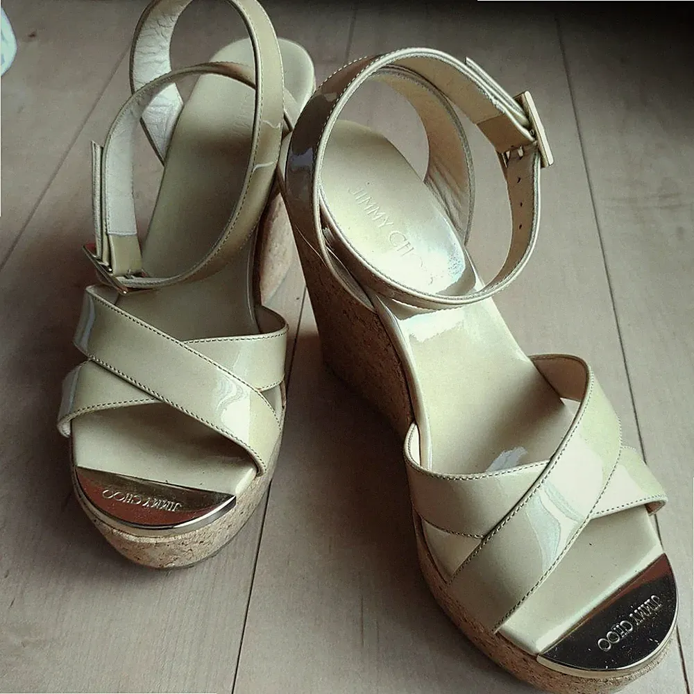 Seltene beige Keilsandaletten Jimmy Choo Größe 34 (US 3,5) stilvoll elegant