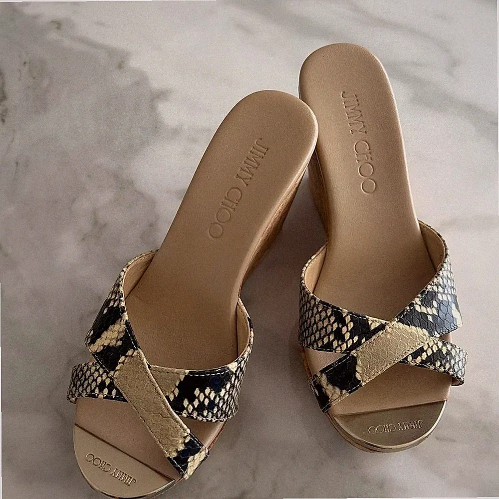 Seltene JIMMY CHOO Python-Keilsandalen Damengröße 34 (US 4) Korkabsatz