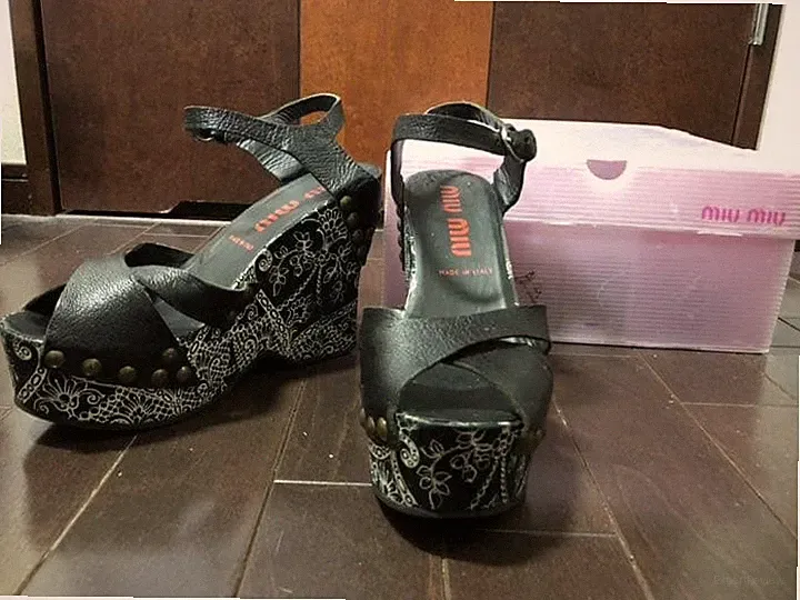Seltene Miu Miu Plateau Keilabsatz Sandalen schwarz weiß Paisley Blumenmuster 37