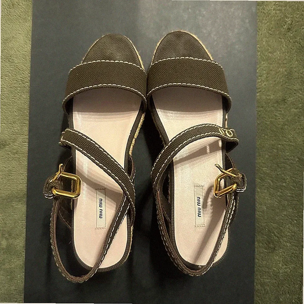 Seltene miumiu Keilsandalen Damen Größe 35 tiefgrün Canvas Kreuzriemen Absatz