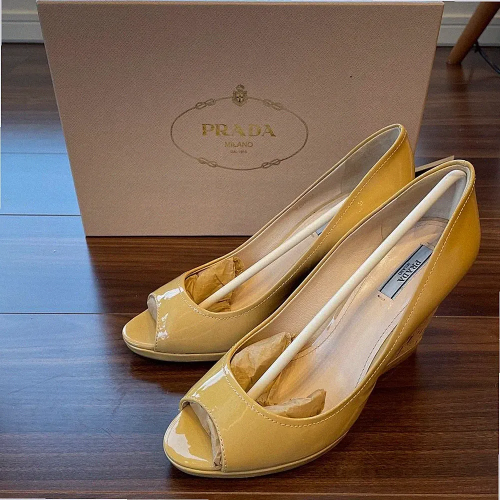 Seltene PRADA Lackleder Keilabsatz Pumps Beige Größe 37 US 7 Open Toe Trägerlos