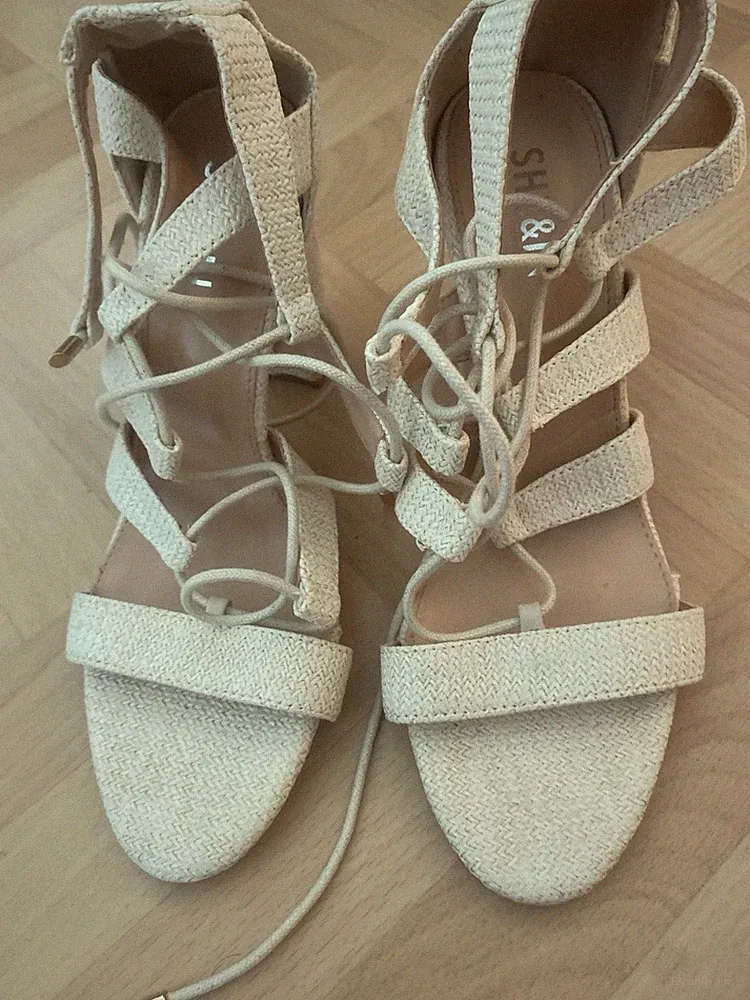 She & In Sandalen Stöckel