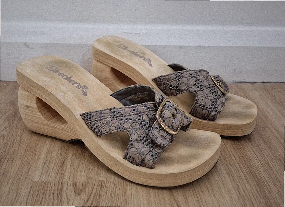 Skechers Cali taupe Keilabsatz Pantoletten Sandalen UK 4,5 Holzoptik Absatzdetail Schnalle