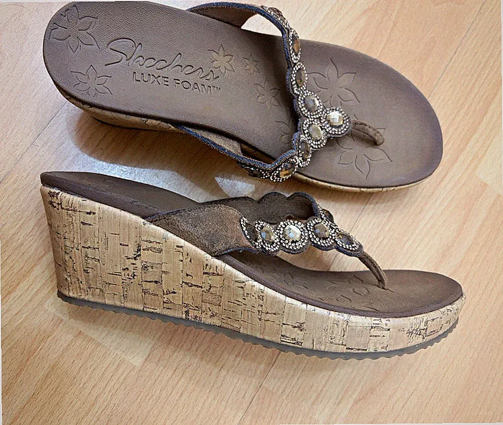 Skechers Luxe Foam Damen Zehentrenner Sandalen Braun Keilabsatz mittel Strass