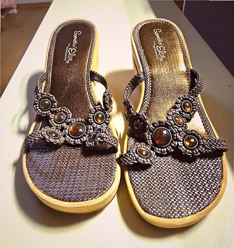 Skechers Somethin Else Damen Mules Sandalen Keilabsatz Slip-On Braun 39