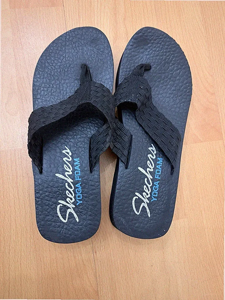Skechers Yoga Foam Damen Zehentrenner Sandalen Schwarz Keilabsatz Schaumstoff