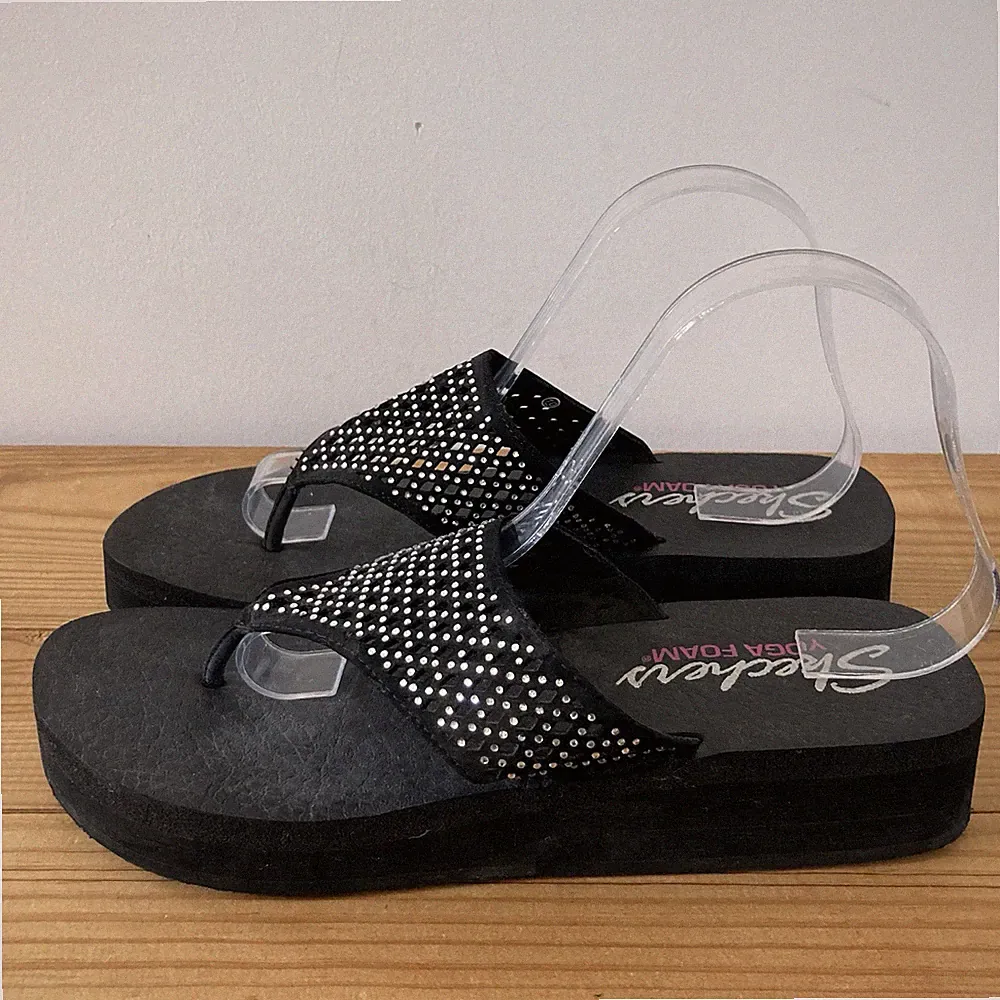 Skechers Yoga Foam Sandalen Gr. 10 UK 7 Keilabsatz schwarz Strass Edelstein Flip Flops