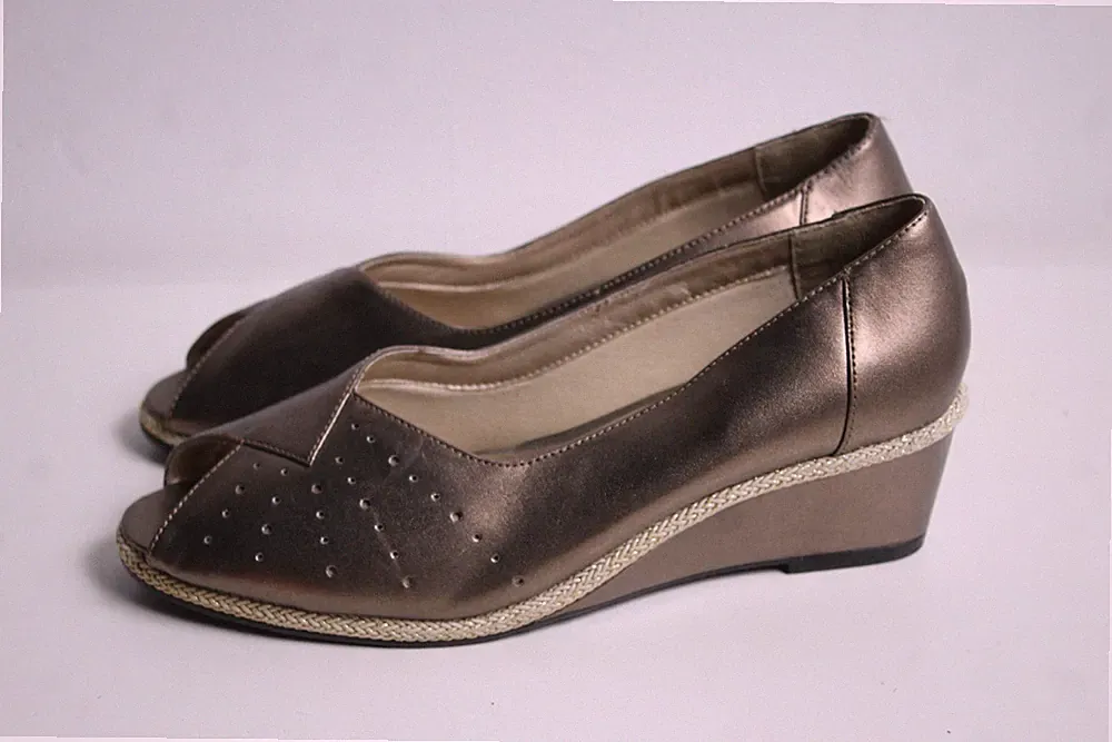 Soft Options Damenschuhe zehenfrei metallischer Keilabsatz ─ Größe 7 (ba13)