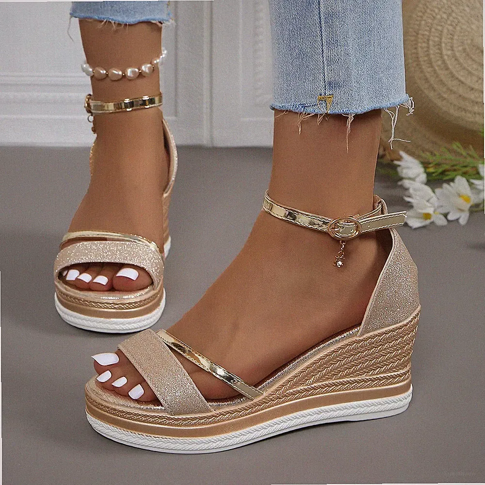 Goldene Sommer-Keilabsatz-Sandalen