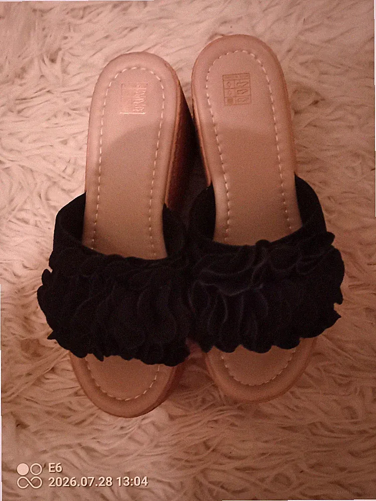 Sommerschuhe mit Keilabsatz Grosse 40 ungetragen in schwarz mit beiger Sohle