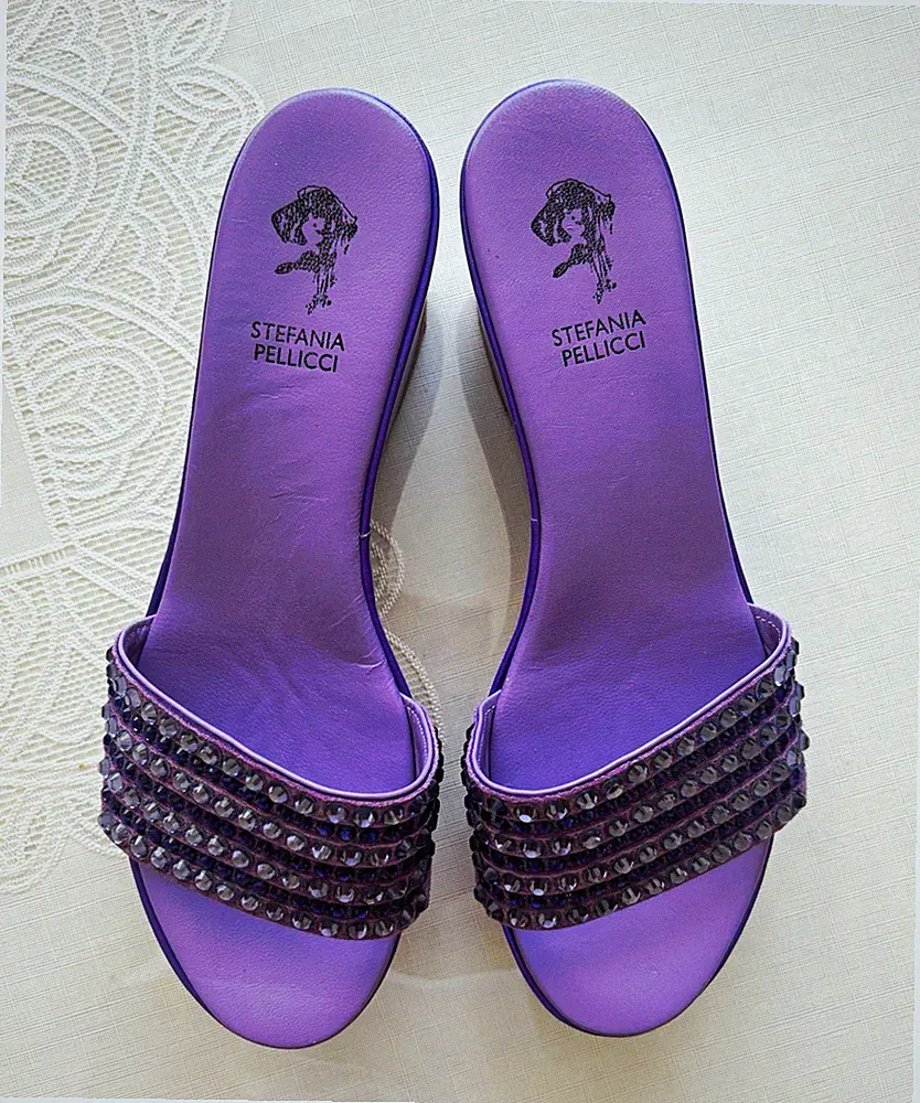 Lila Keilabsatz-Sandalen