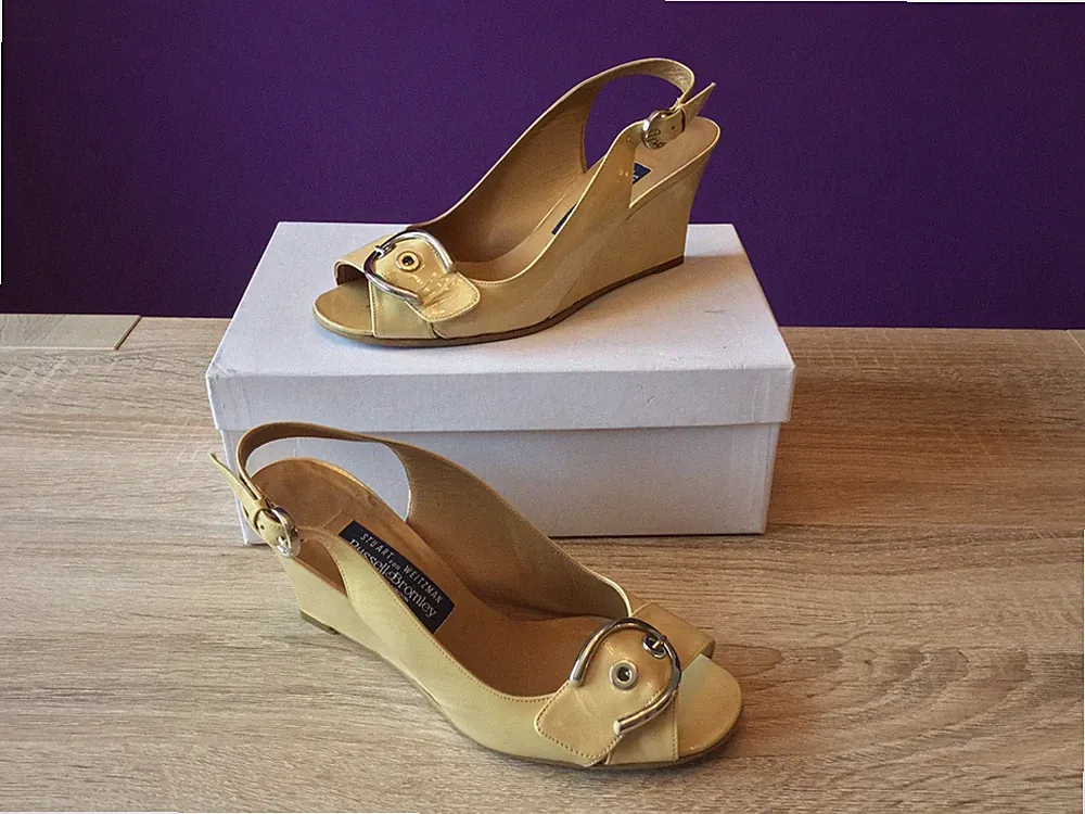 Stuart Weitzman For Russell & Bromley beige Lackleder Keilsandalen. UK 5,5