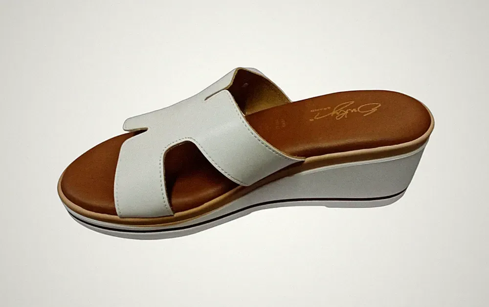 SUKY BRAND HAUSSCHUHE SLIPPER DAMEN WEISS NUSSBAUM KEILABSATZ FUSSBETT LEDER