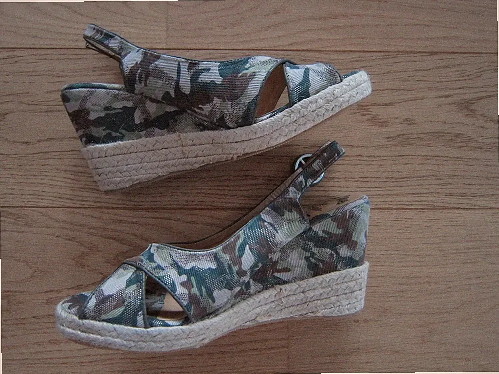 Super schöne Damen Sandalen Gr. 41 Camouflage beige khaki grün gold NEU Plateau