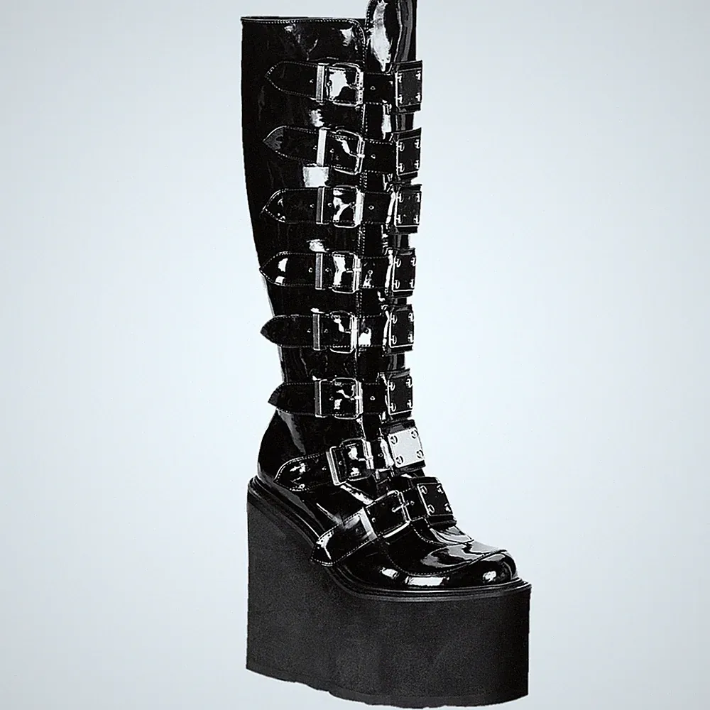 SWING-815 Damenia Gothic Punk Gogo Keilplateaustiefel schwarz Lack 16 Schnallen