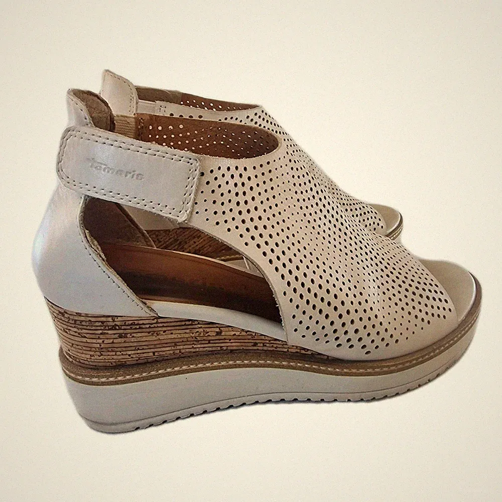 Tamaris Sandale Gr. 39 Keilabsatz Beige offen Lochmuster Plateau Damenschuhe