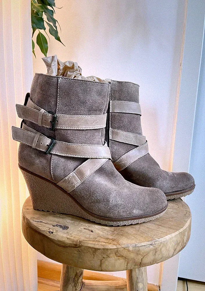 Taupefarbene Ankle Boots, Keilabsatz, Wildlederimitat, Größe 39, Neu mit Etikett