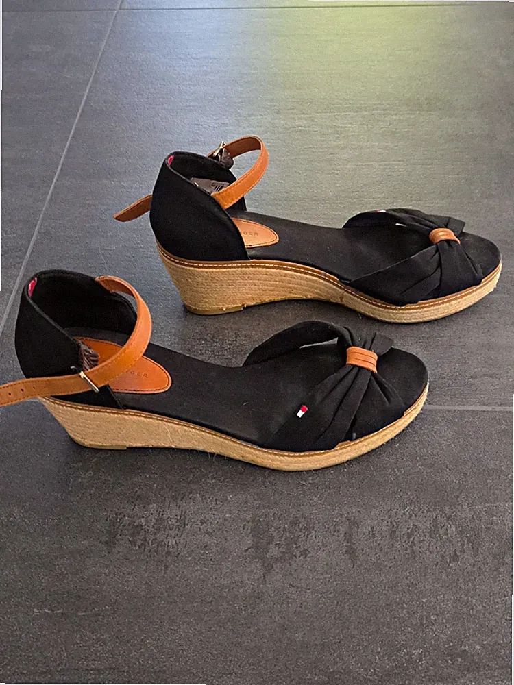 Tommy Hilfiger Damen Keilabsatz Riemchen-Sandalen EU 40 Schwarz/Braun Schnalle