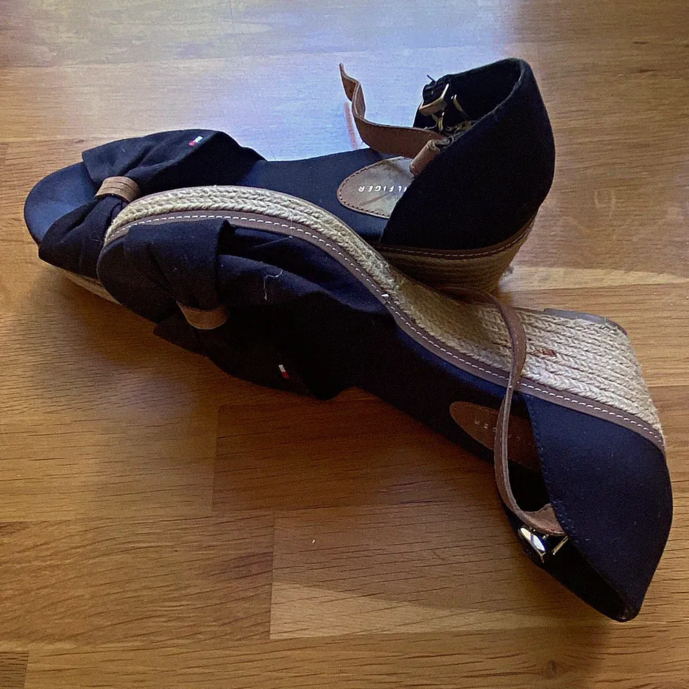 Tommy Hilfiger Damen Keilsandalen Schwarz/Beige EU 39 Mittel Keil, Schleife