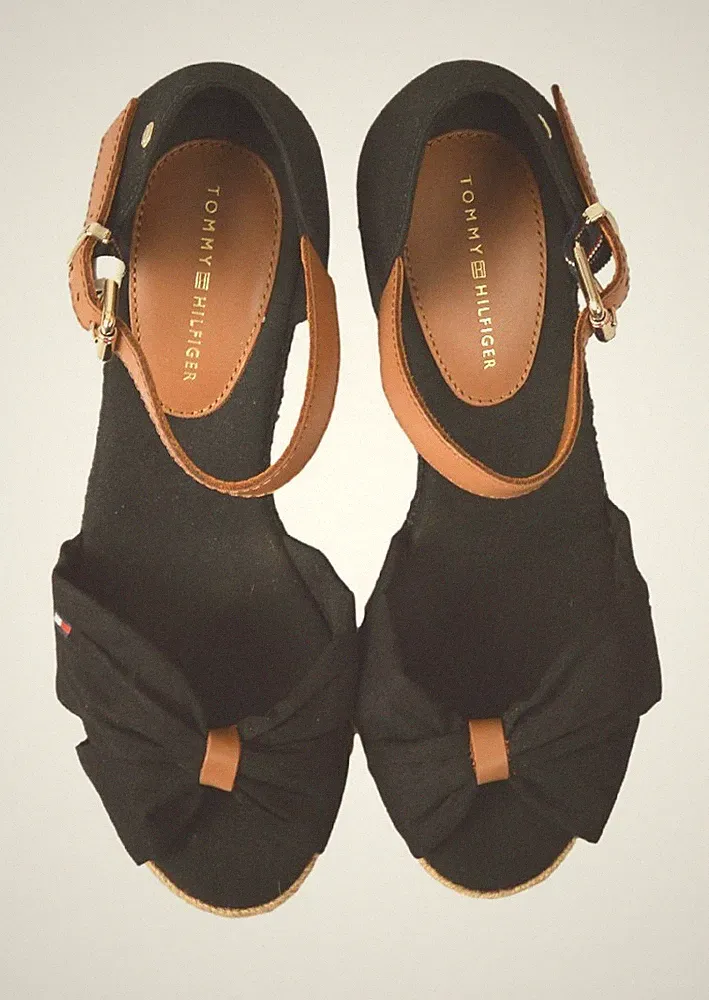 TOMMY HILFIGER Damen Sandale mit Keilabsatz und Knöchelbund Artikel XW0