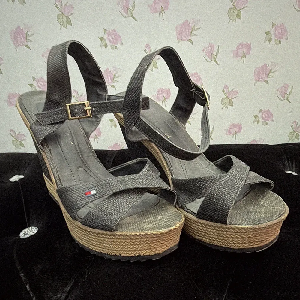 Tommy Hilfiger Damen Sandalen Grau EU 40 Keilabsatz hoch Riemchen Schnalle Logo