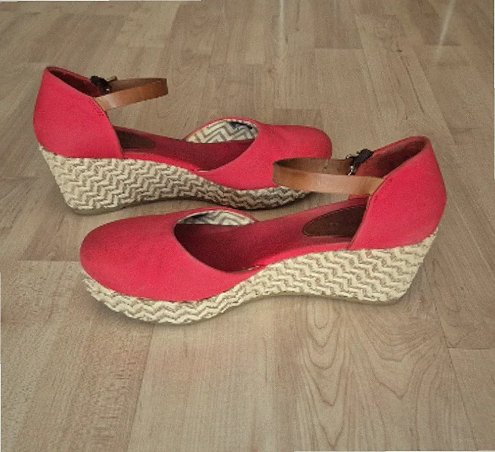 Tommy Hilfiger Damen Sandaletten / Sommerschuhe mit Keilabsatz & Riemchen, rot