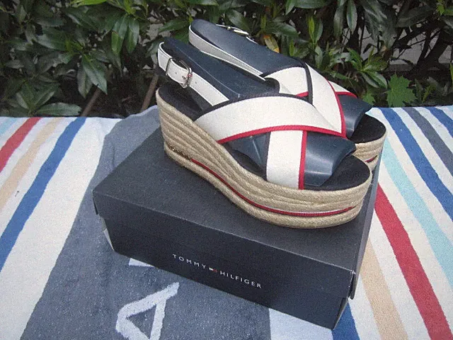 TOMMY HILFIGER * Original Flatform Sandale weiß beige Gr. 38 NEU! * SOMMER ! *