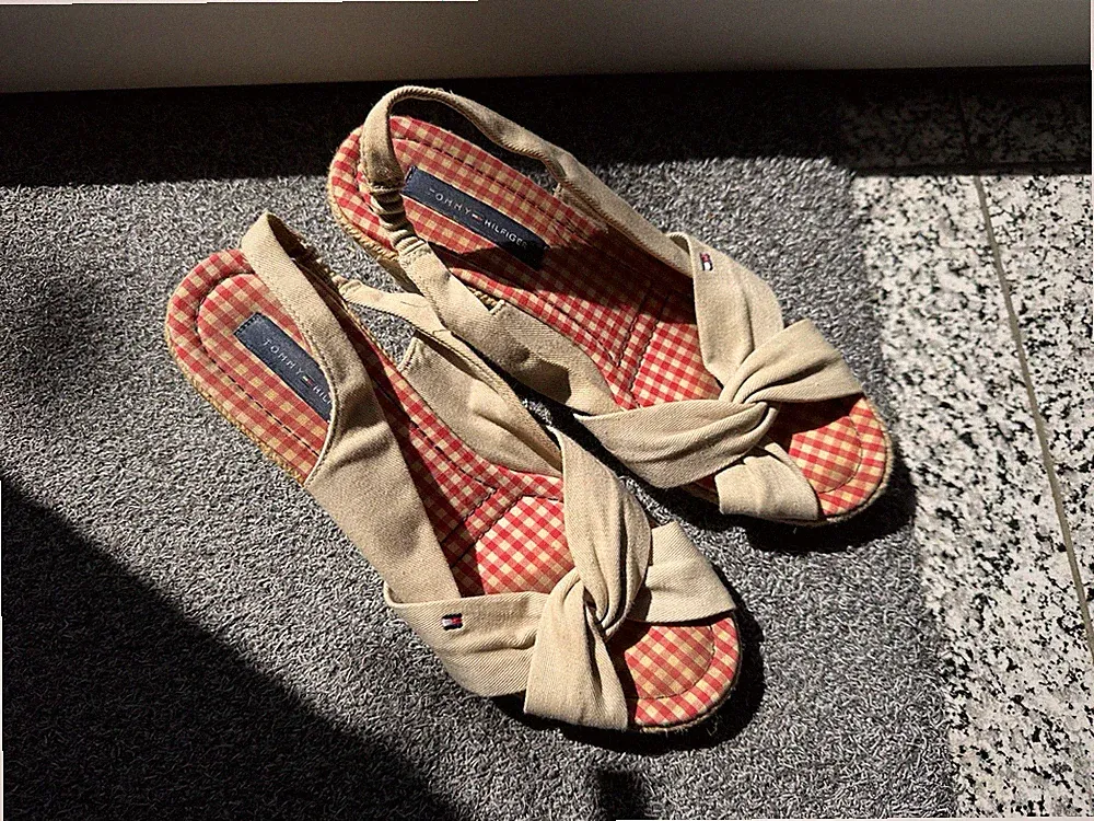 Tommy Hilfiger Sandalen mit Keilabsatz beige Größe 40