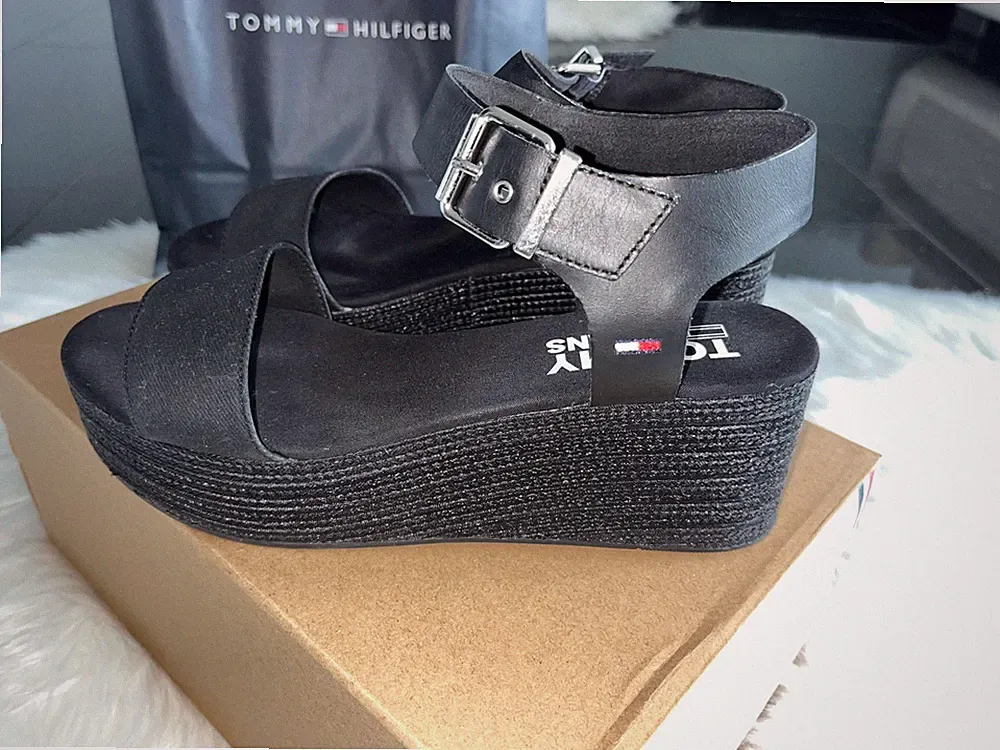 Tommy Hilfiger Sandaletten in der Farbe schwarz Gr.40 *Neuwertig*