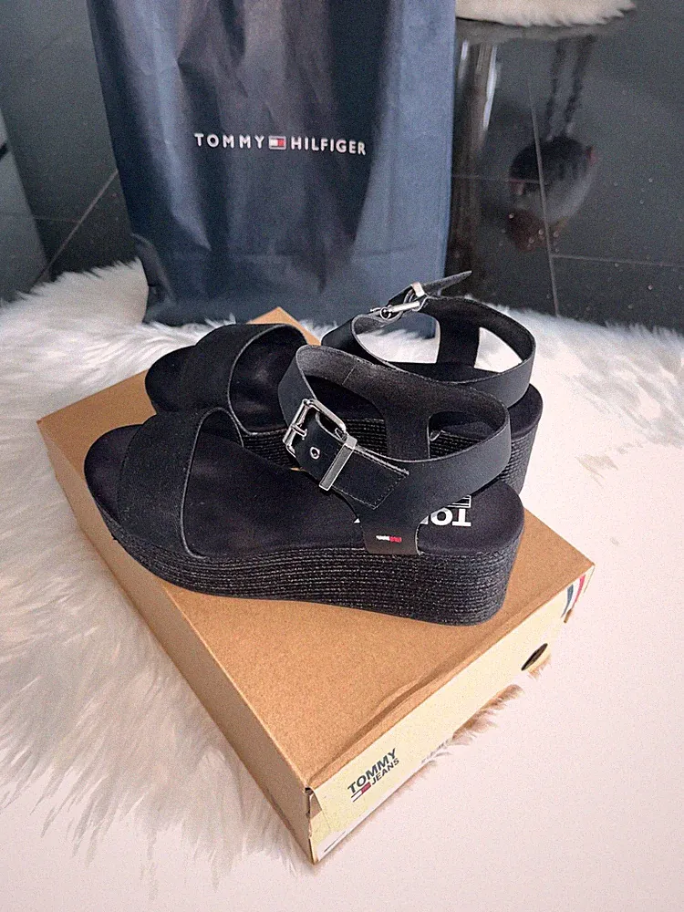 Tommy Hilfiger Sandaletten in der Farbe schwarz Gr.40 *Neuwertig*