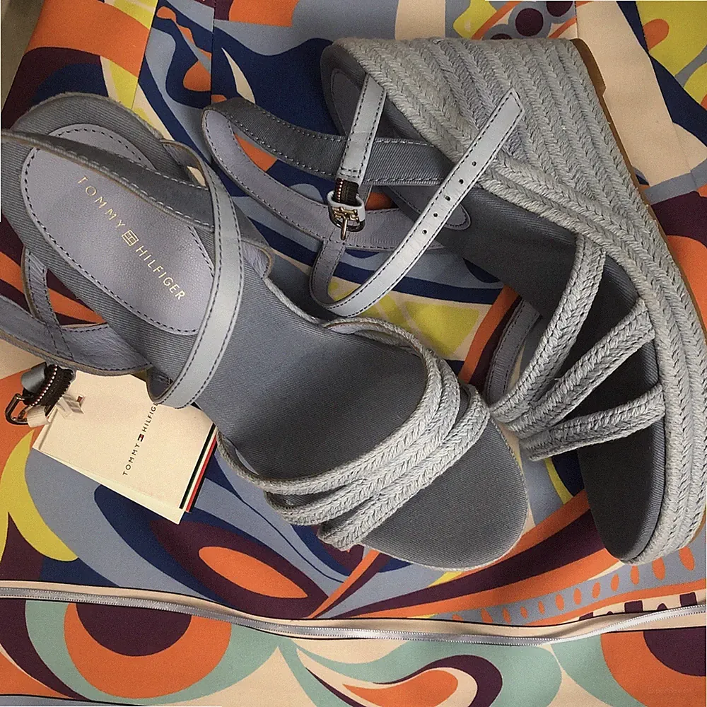 Tommy Hilfiger Wedges Flach oder Hoch Gr. 41 Baby Blau UVP 109,90 € pro Paar!