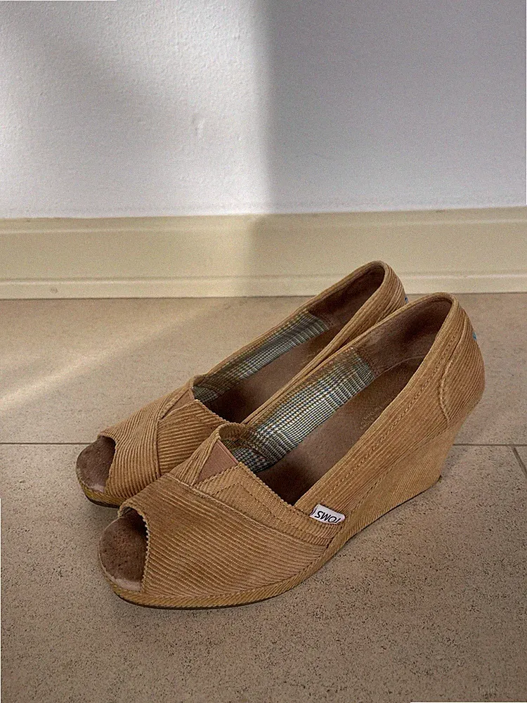 Toms Schuhe Gr.37 mit Keilabsatz, Cord, beige/braun