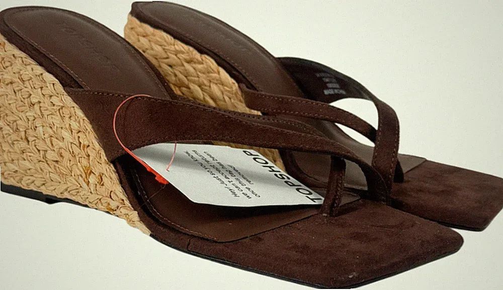 Topshop braune Naomi Raffia Keilabsatz Zehensteg-Pantolette Sandale in schokoladenfarbenem Wildlederimitat U