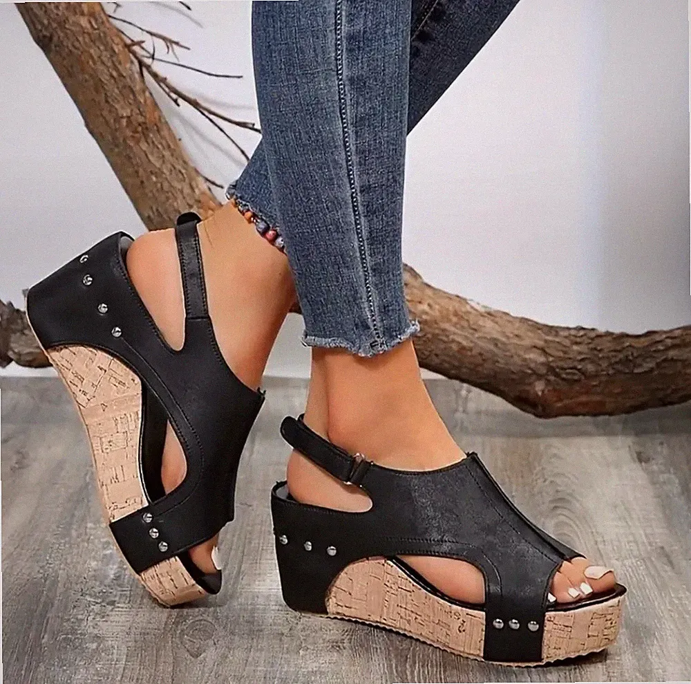 Traumhafte SEXY Plateau Keil Sandalen Gr.39 leicht und bequem Schwarz Nieten