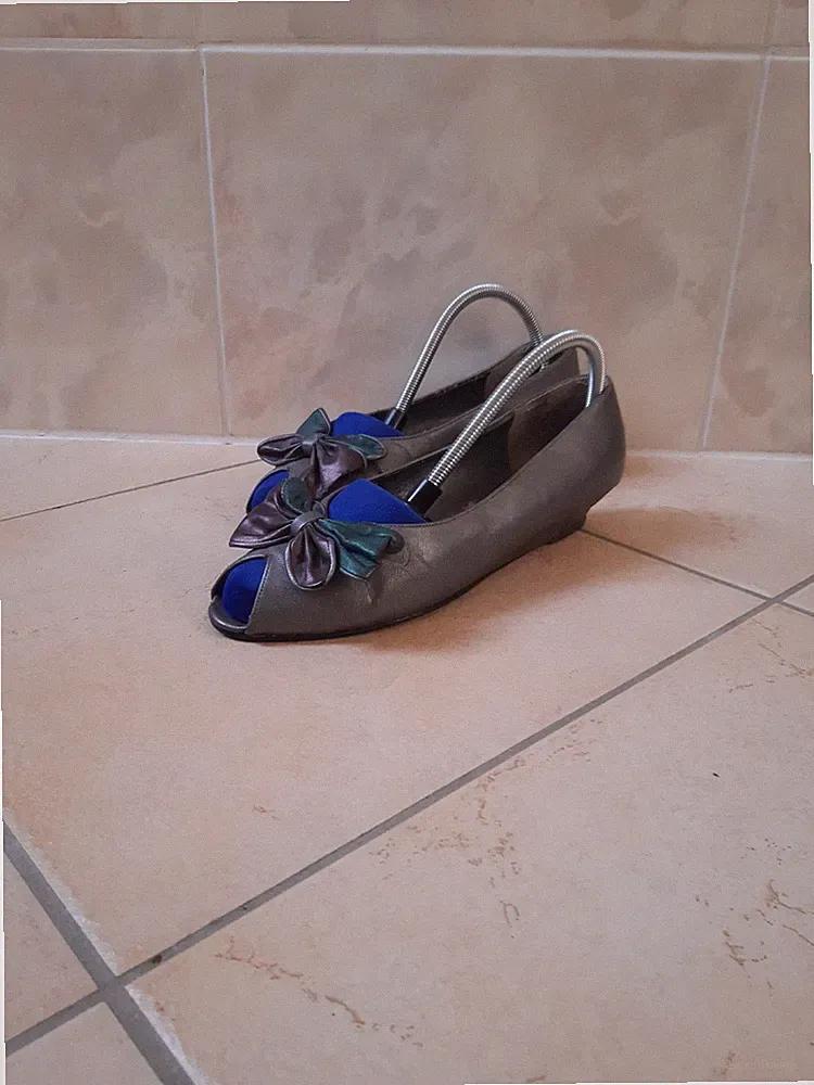 True Vintage silberne Pumps Ballerinas Metallic Schleife Peeptoe Hipster Wedges