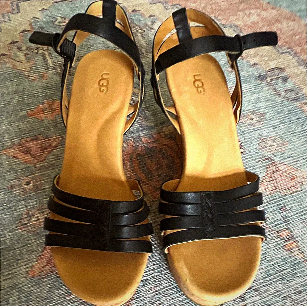 UGG Damen Sandalen Riemchen schwarz/beige Schnalle Keilabsatz mittel EU 38,5