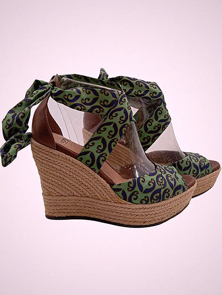 Keilabsatz-Sandalen mit Paisley-Muster