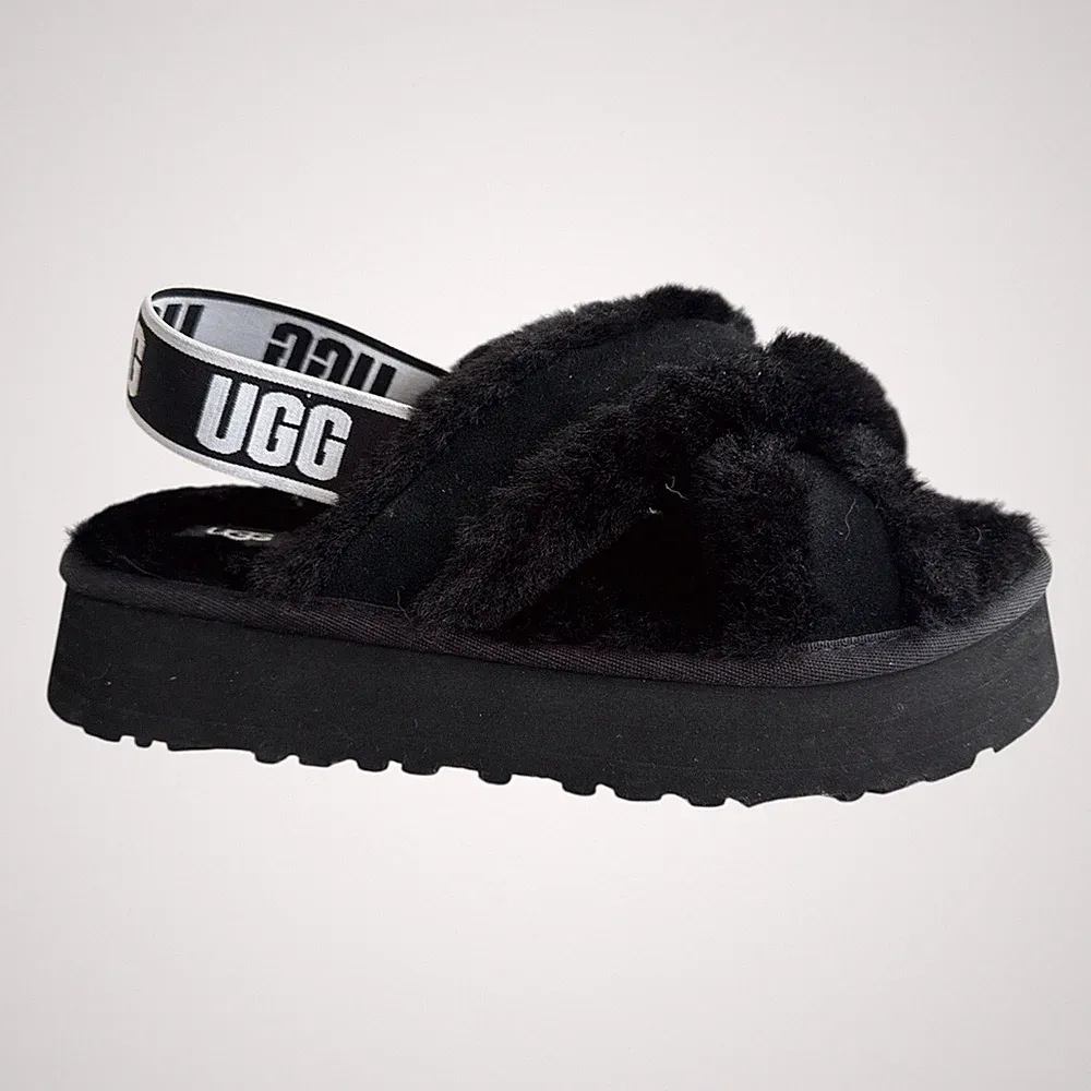 UGG Disco Cross Sliders schwarz Fell Gr. UK 7 UGG Plateau X Crocs