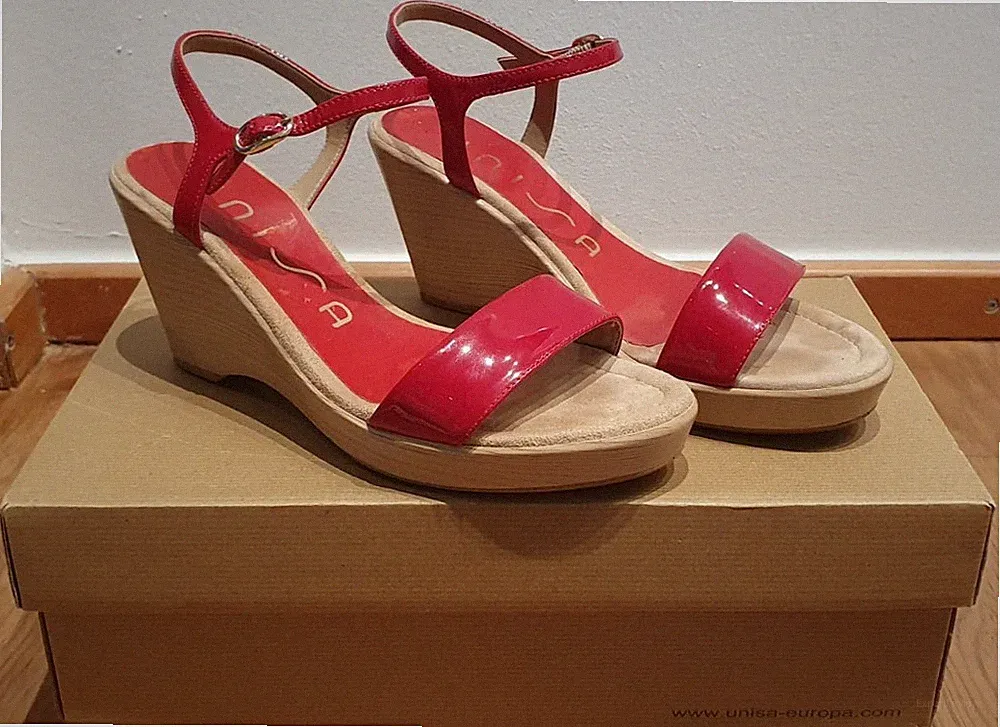 Unisa Rita Riemchen Sandale Leder knallrot Keilabsatz Gr. 36