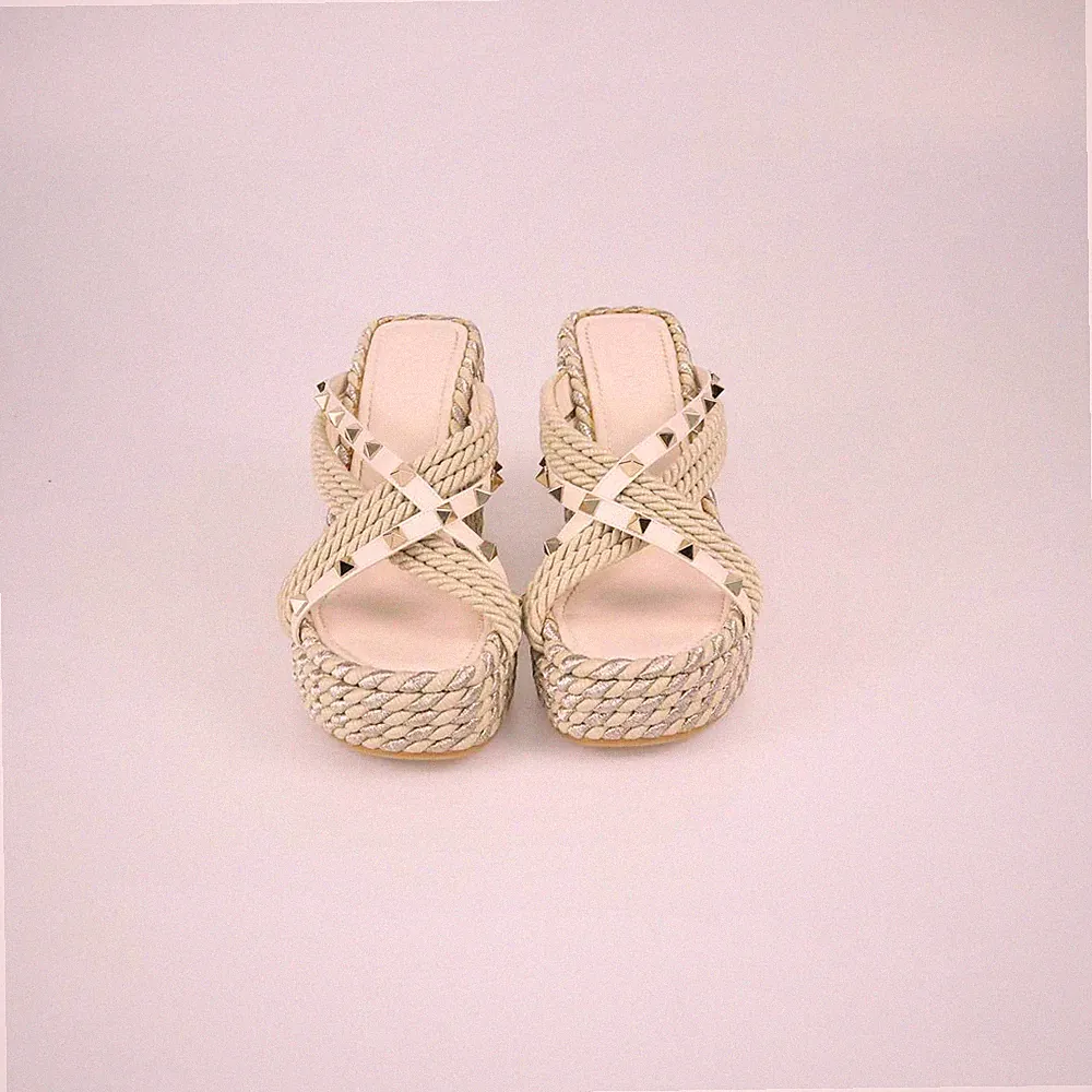 Valentino Elfenbein Raffia und Leder Rockstud Torchon Keilabsatz Sandalen