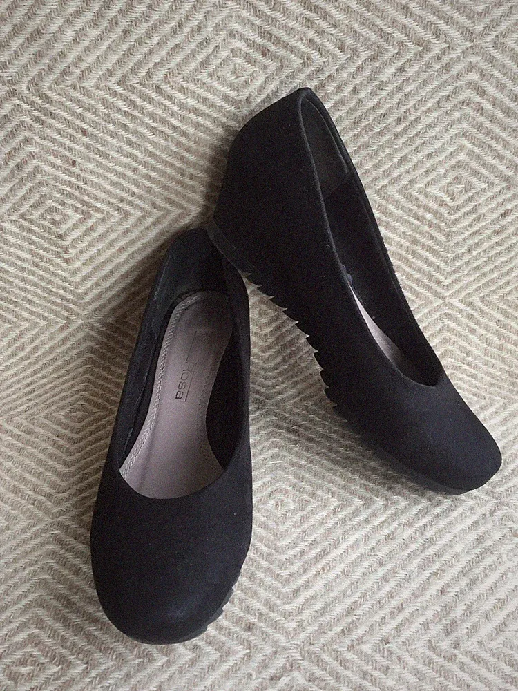 Via della Rosa • Schwarze Velour Pumps mit Keilabsatz • Größe 36 • Wie Neu